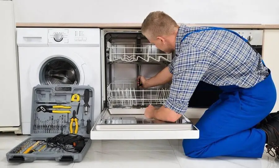 Akyurt Dominox servisi teknisyen ekibi beyaz eşya tamiri yaparken